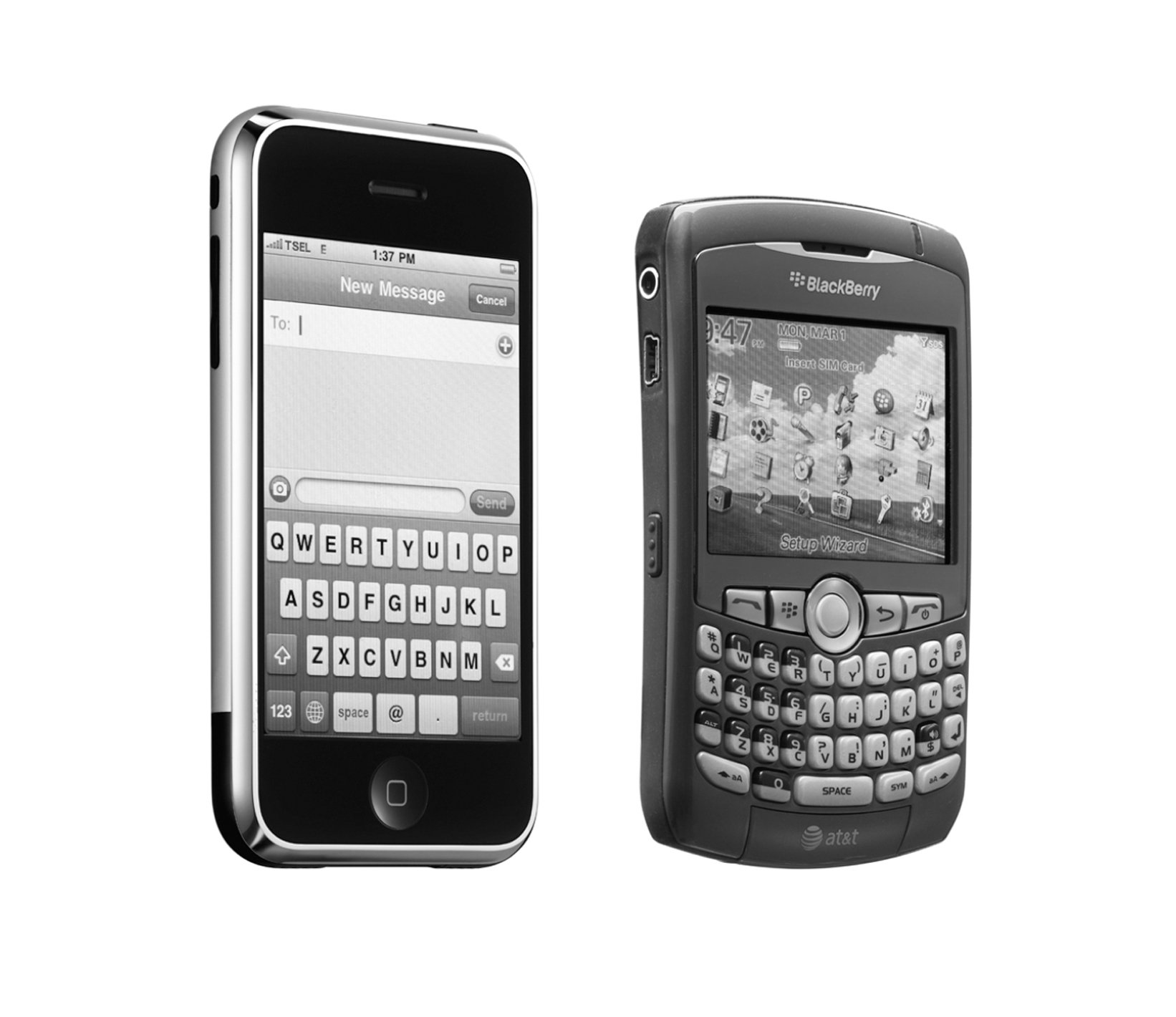图：软键盘 vs 硬键盘的正面对决——iPhone 的全触屏软键盘（左）与黑莓的实体 QWERTY 键盘（右）；营销团队为此与乔布斯争执不下，最终由