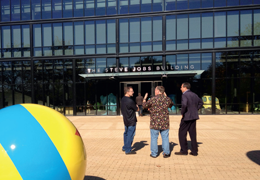 Ed、John Lasseter 与 Bob Iger 在 2012 年 11 月 5 日，把皮克斯主楼重新命名为「史蒂夫·乔布斯大楼」——距乔布斯去世一年多