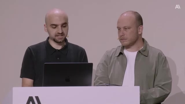 现场两位嘉宾：Jarred Sumner（左，台上一边讲一边挂 agent 干活）与 Boris Cherny（右）
