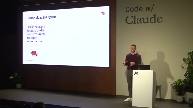 Will 在台上讲解「Claude Managed Agents 提供运行框架与托管基础设施」——把扩容、内存、安全等运行时杂事交给平台，开发者只专注 agent 本身的 tool/skill/subagent 决策