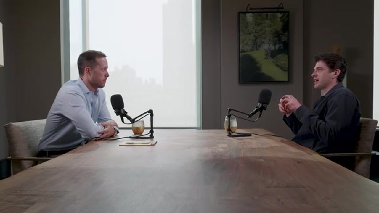 Patrick O'Shaughnessy 与 Gabe Stengel 隔着长木桌对坐录节目
