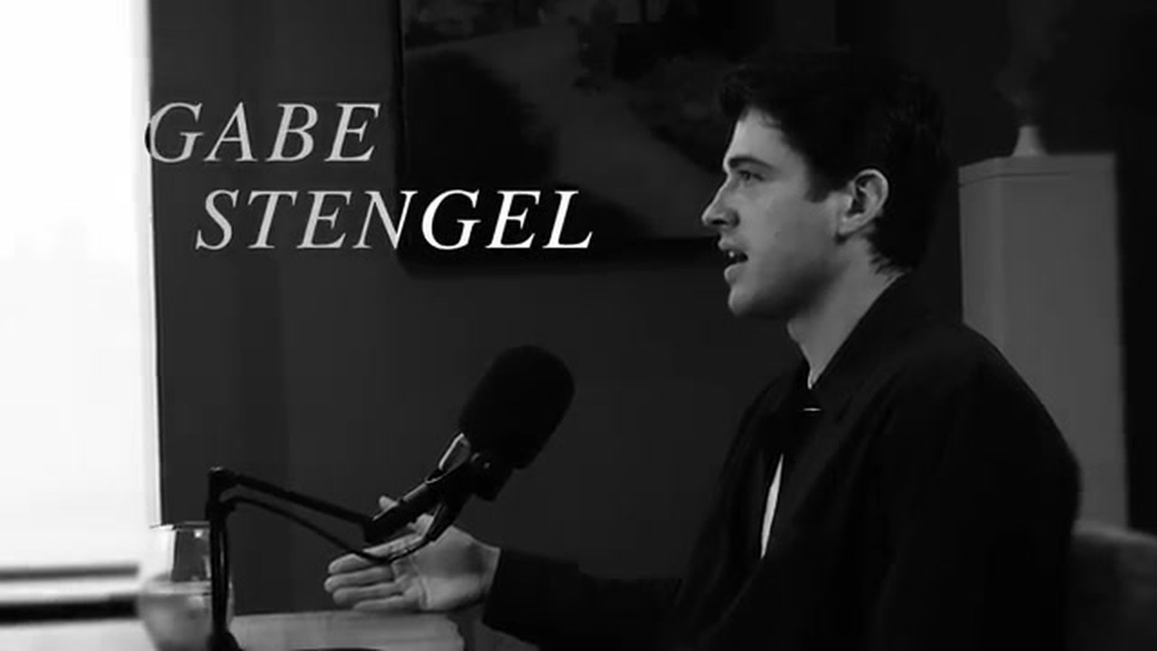 黑白字幕卡：Gabe Stengel 侧脸对着话筒说话