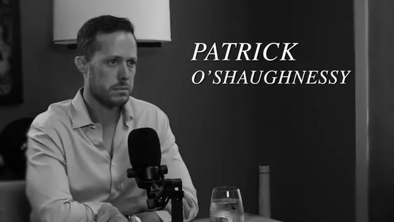 黑白字幕卡：主持人 Patrick O'Shaughnessy 坐在话筒后