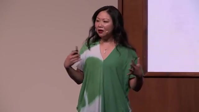 讲者 Fiona Fung 在 Code with Claude 大会上做单人分享