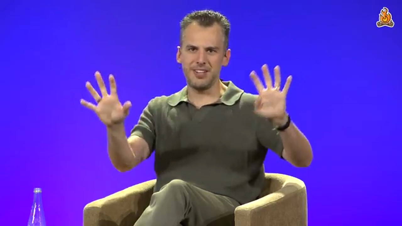 Mike Krieger 近景，双手张开比划
