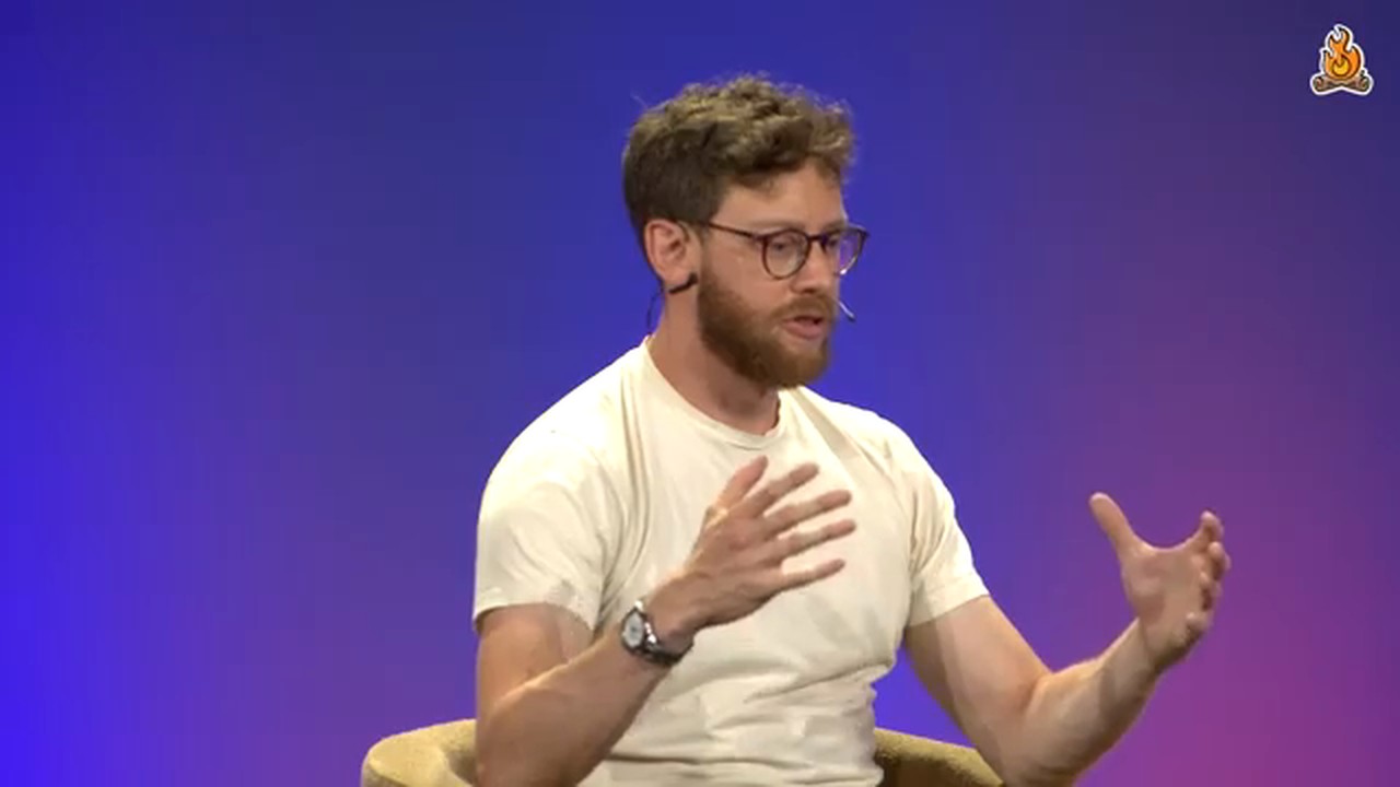 主持人 Dan Shipper 近景，双手摊开提问