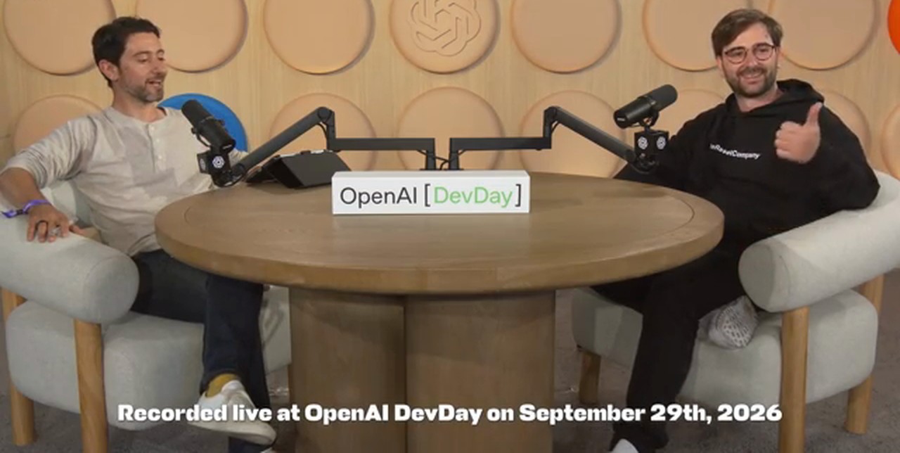Lenny 与 Tibo 隔着圆桌对谈，桌牌写着 OpenAI DevDay