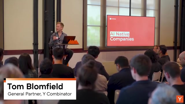 Tom Blomfield（YC 合伙人、前 Monzo 创始人）开讲，标题幻灯片「AI Native Companies」