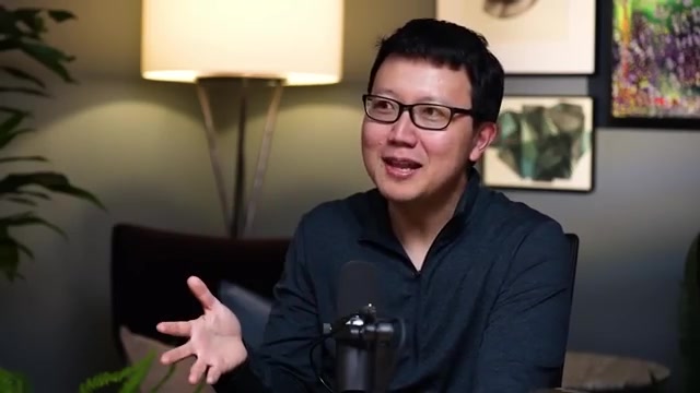 Peter 谈到「公司越大越糟心、未来该转向小团队 + 一堆 agent」时的手势