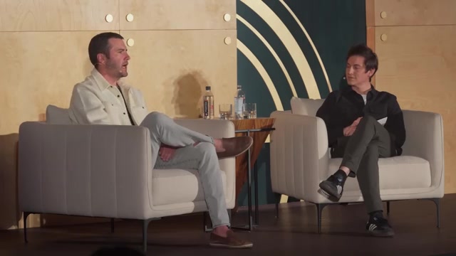 主持人（右）抛出股价六七年走平的尖锐发问，Owen（左）作答