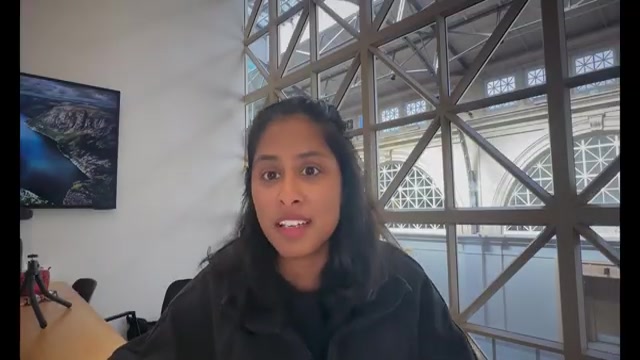 嘉宾 Aparna Dhinakaran 在镜头前讲解