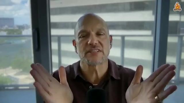 Tony 一边比划一边讲解