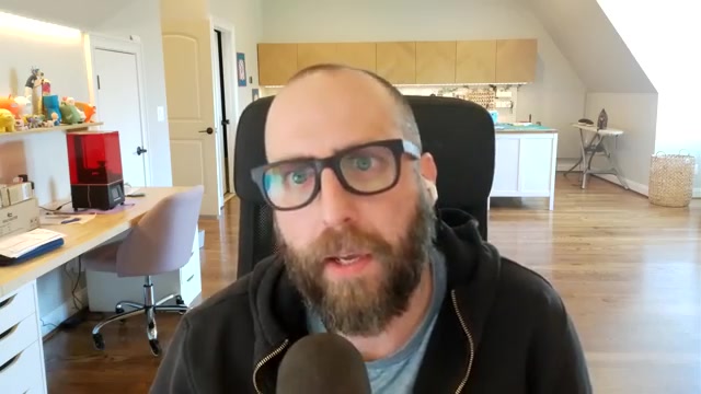嘉宾 Josh Pigford 在自家工作室出镜——卖掉 Baremetrics 套现 400 万美元后，如今以 solo founder 身份一个人并行做 5+ 款 AI 产品